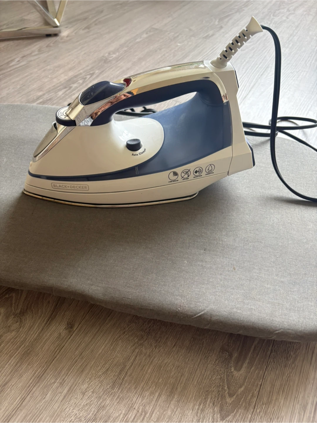 Black+Decker Ironing Board with Iron - photo 2