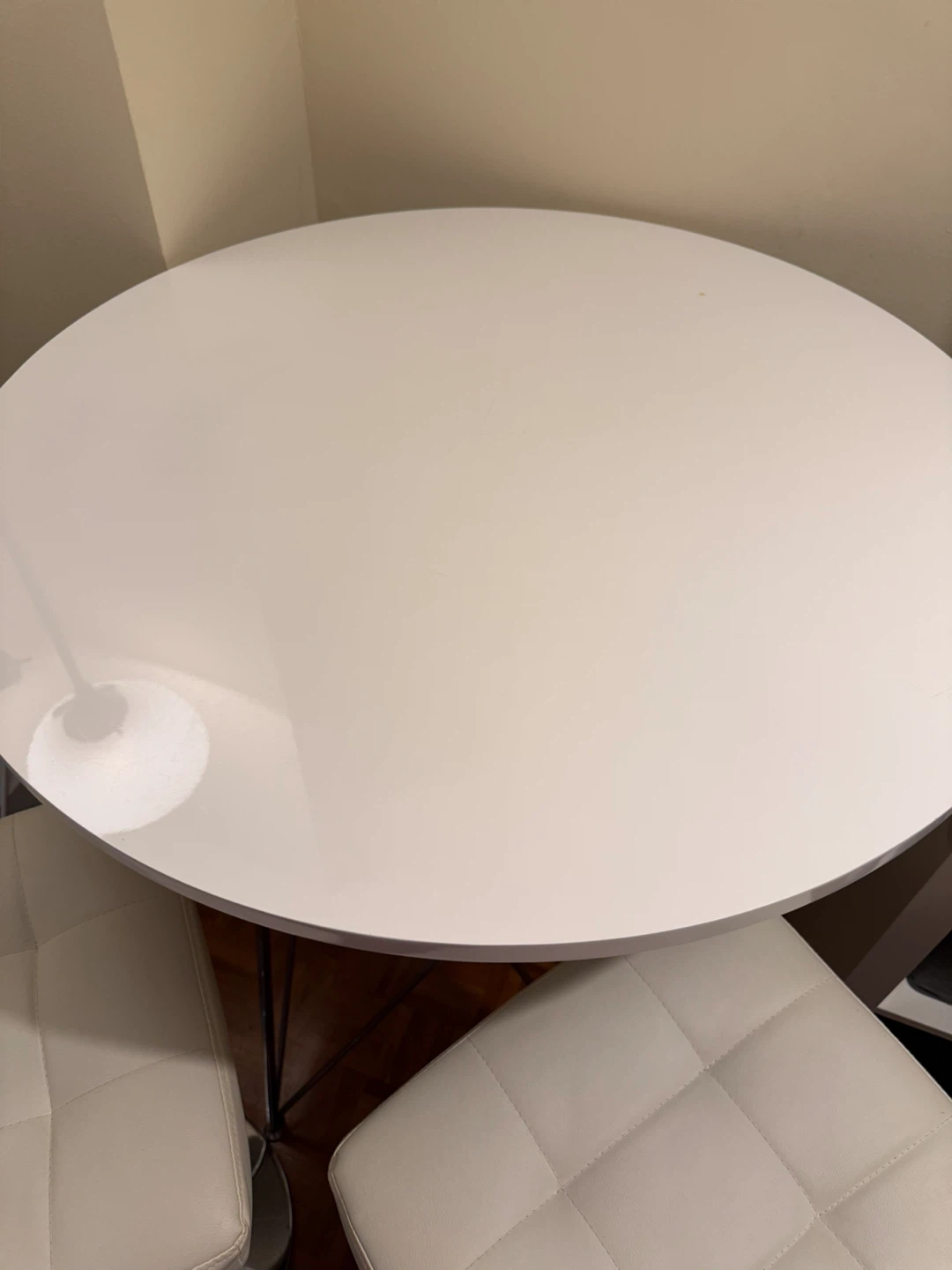 White Round Dining Table with 2 White Bar Stools - photo 3