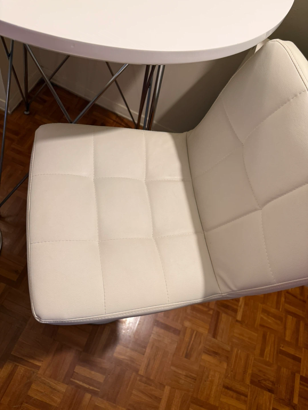 White Round Dining Table with 2 White Bar Stools - photo 4