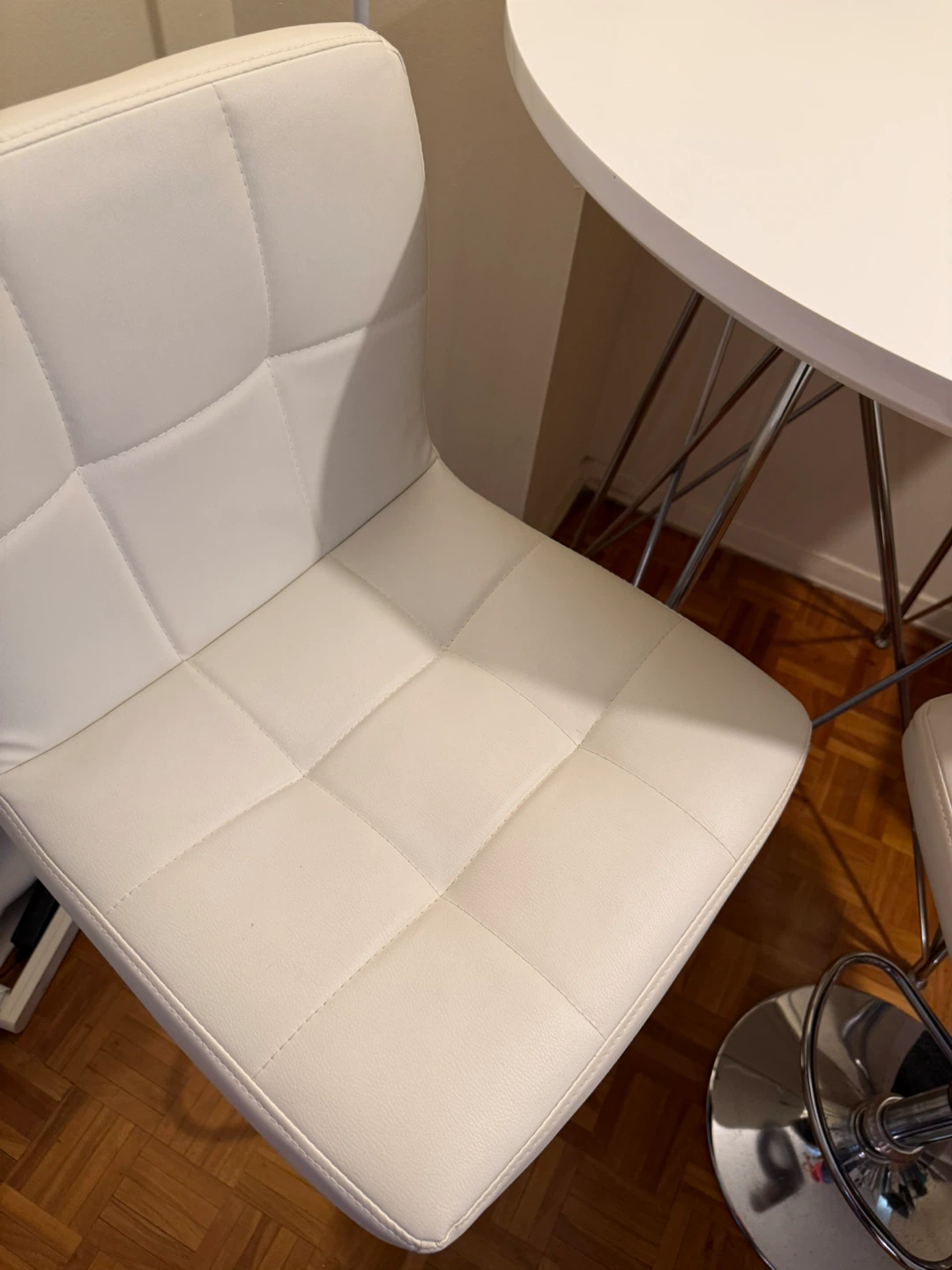 White Round Dining Table with 2 White Bar Stools - photo 5