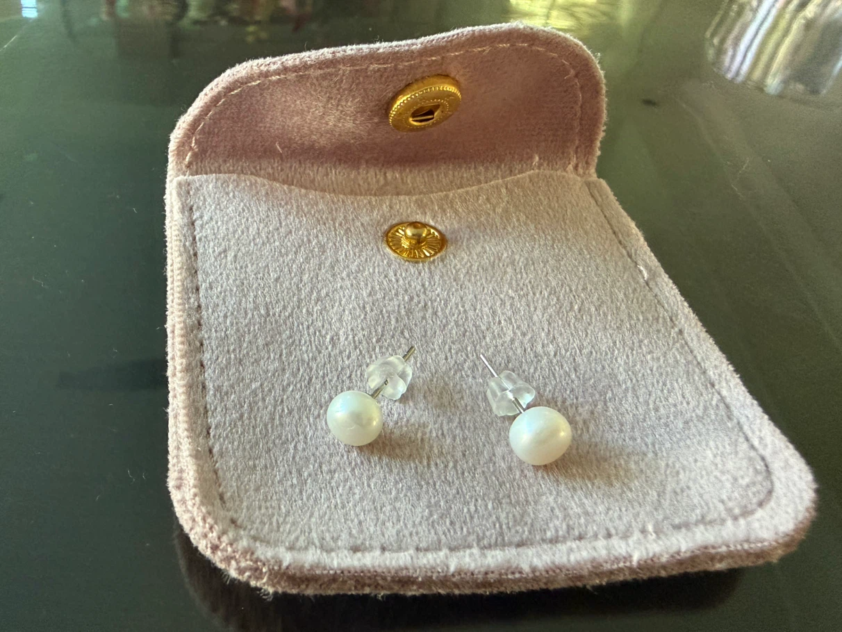 Pearl stud earrings with pouch