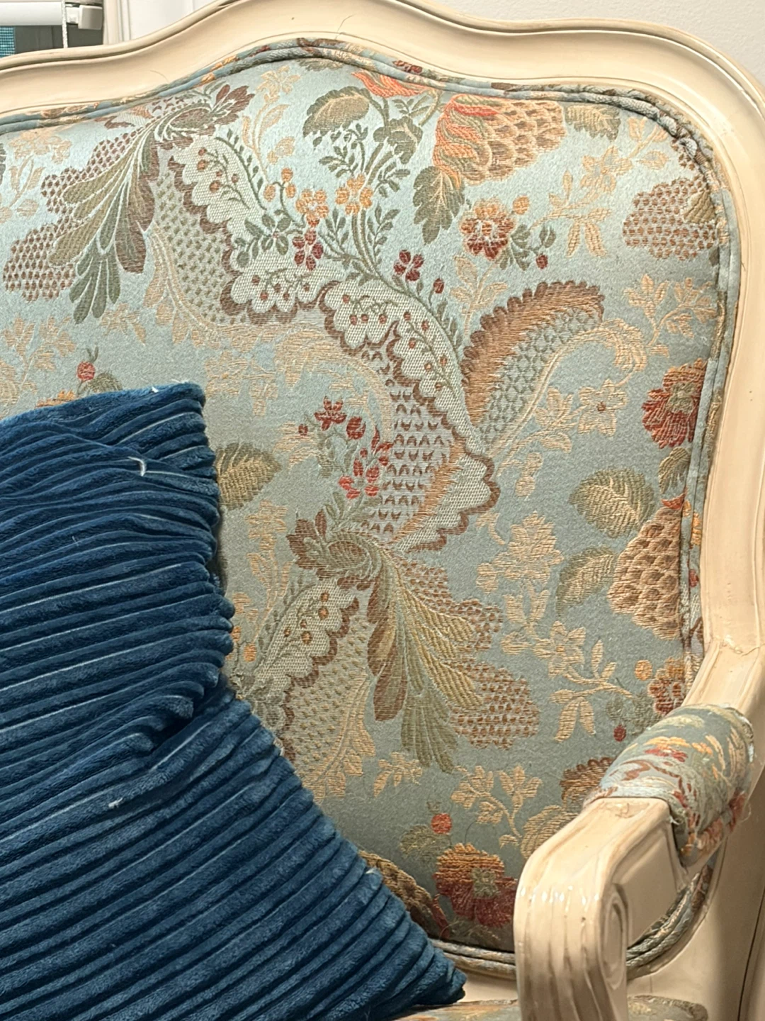 Vintage Accent Chair with Floral Upholstery - photo 2