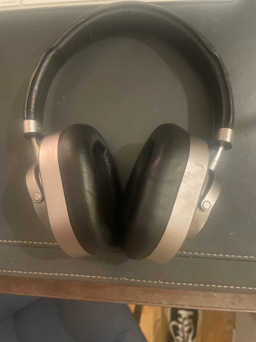 Masters and Dynamics headset - photo 3
