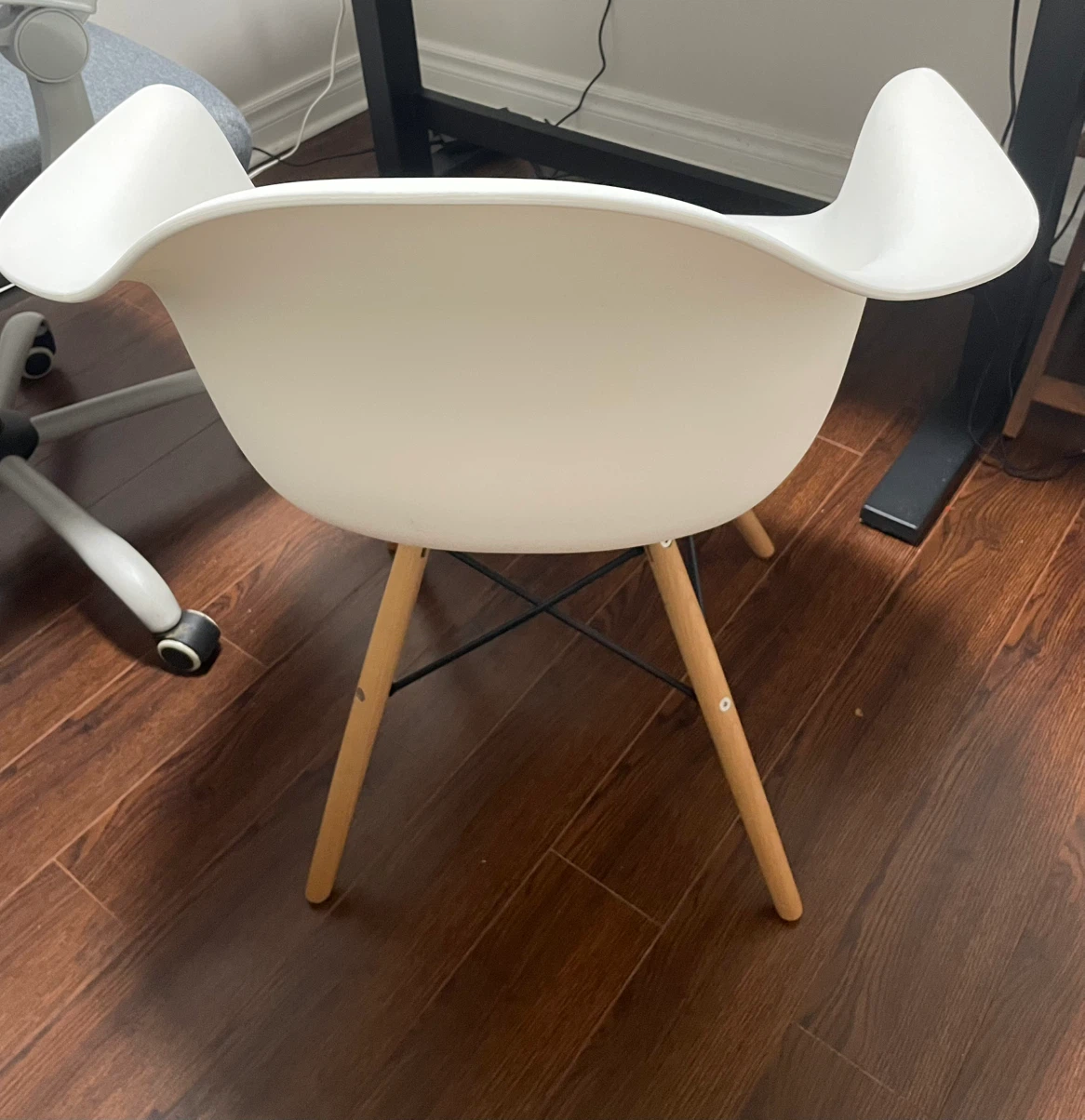White Accent Chair with Wooden Legs - photo 3
