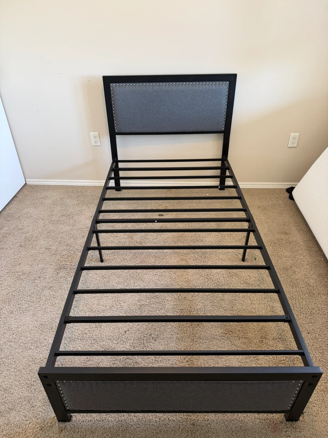 Twin size bed with mattress - photo 4