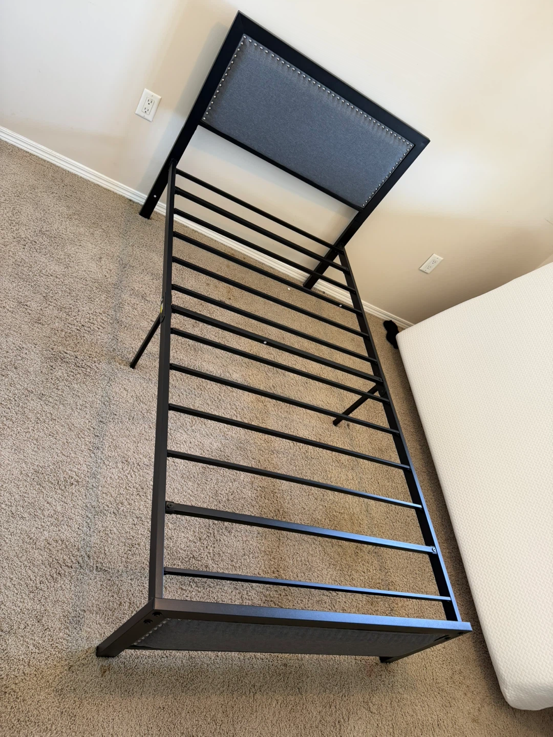 Twin size bed with mattress - photo 5