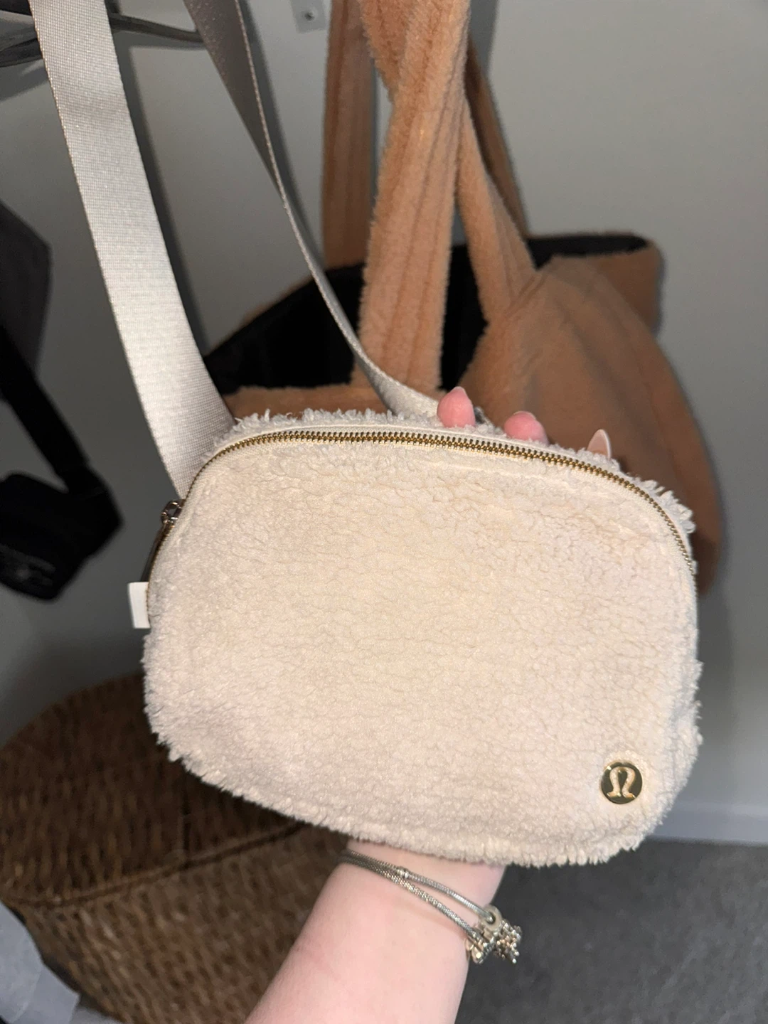 Lululemon Everywhere Belt Bag - Cream Fleece