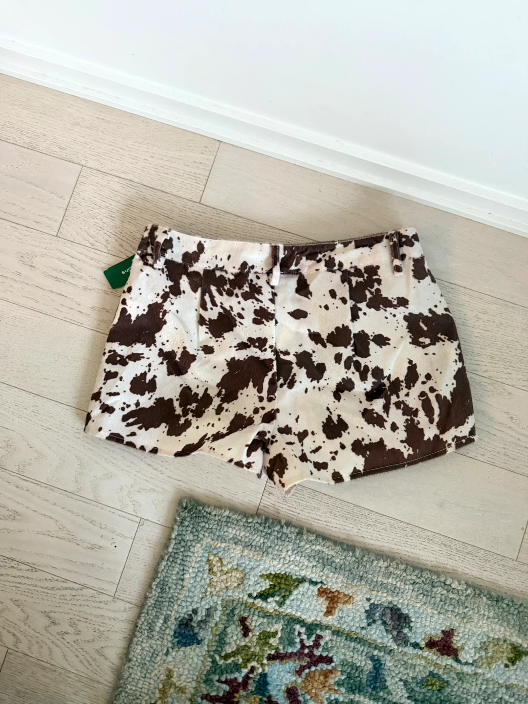 *BNWT* Simons LE LIS Cow Print Shorts - size medium - photo 2