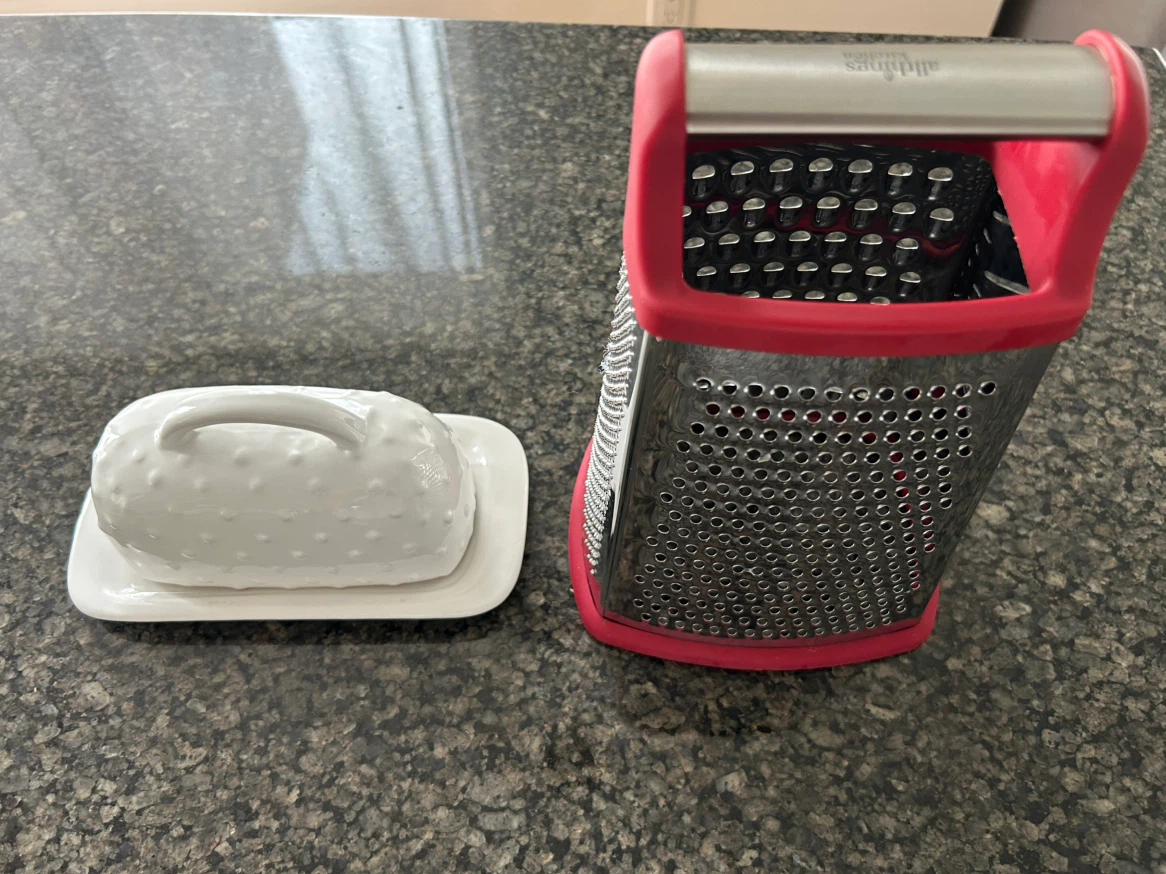 Metal box grater and ceramic butter dish - photo 2