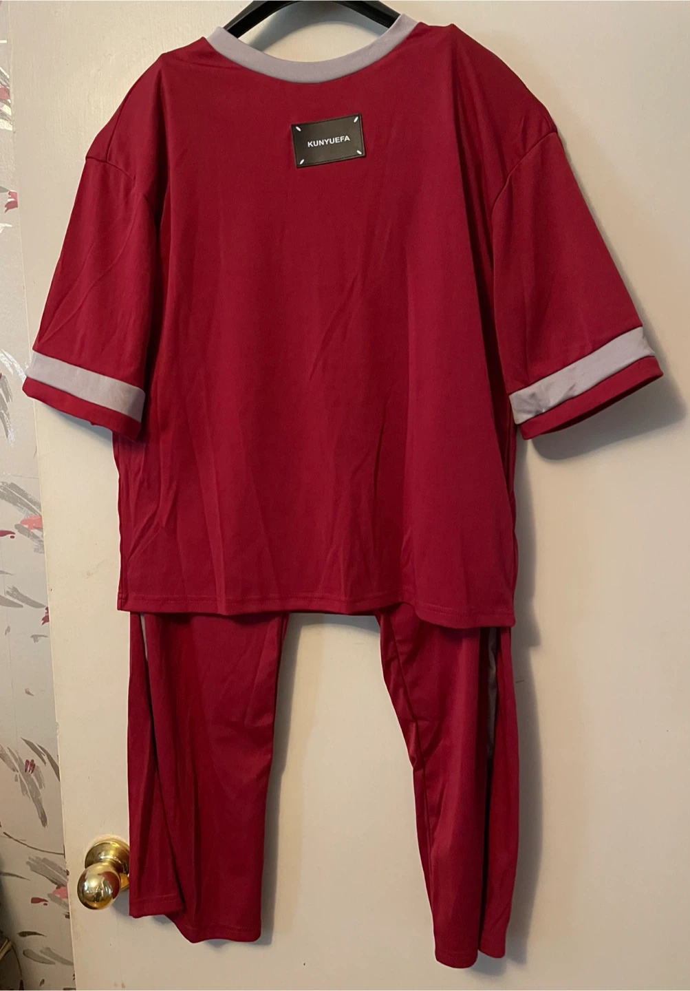 Kunyuefa Red Tracksuit Set - T-Shirt and Pants - photo 2