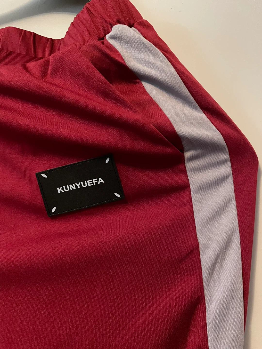 Kunyuefa Red Tracksuit Set - T-Shirt and Pants - photo 4