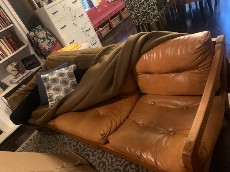 genuine leather sofa with wood frame and faux fur cover - photo 3