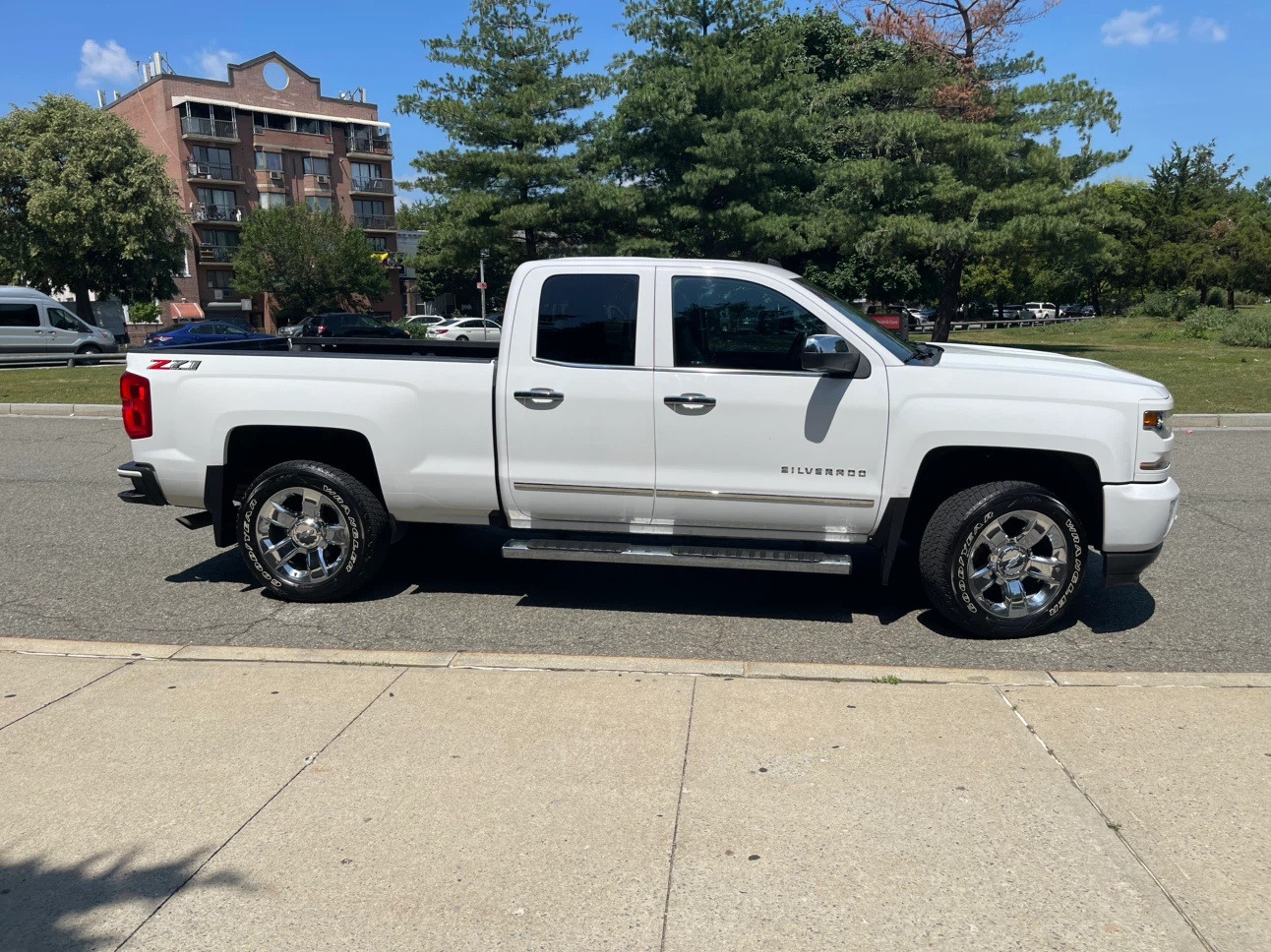 White Chevrolet Silverado Truck - photo 3