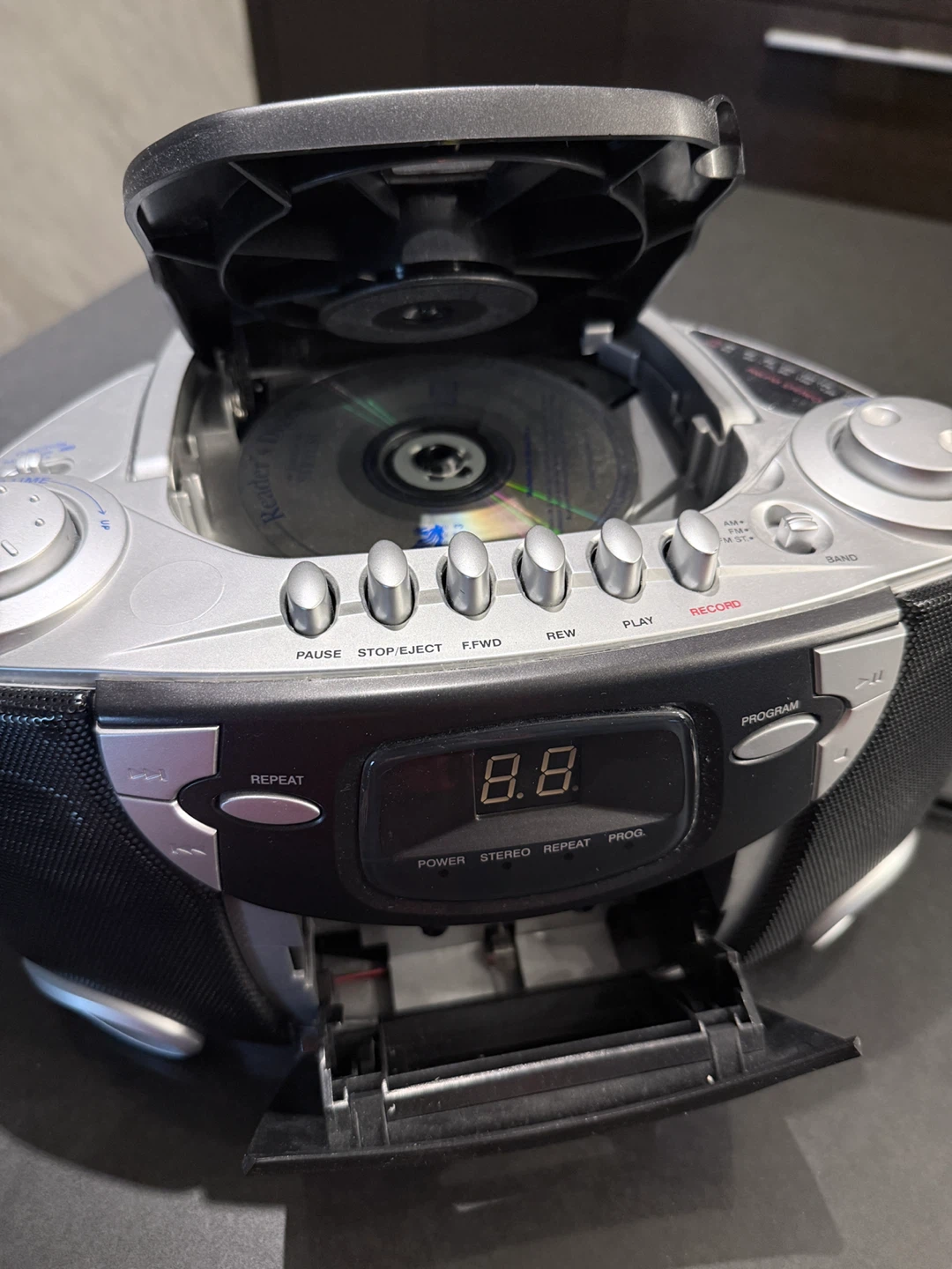 Curtis RCD332 AM/FM Stereo CD/Cassette Recorder Boombox - photo 3