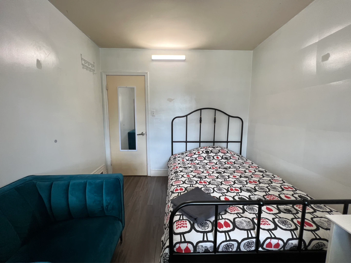 Double size Bed Frame with Patterned Duvet and Desk Set - photo 3