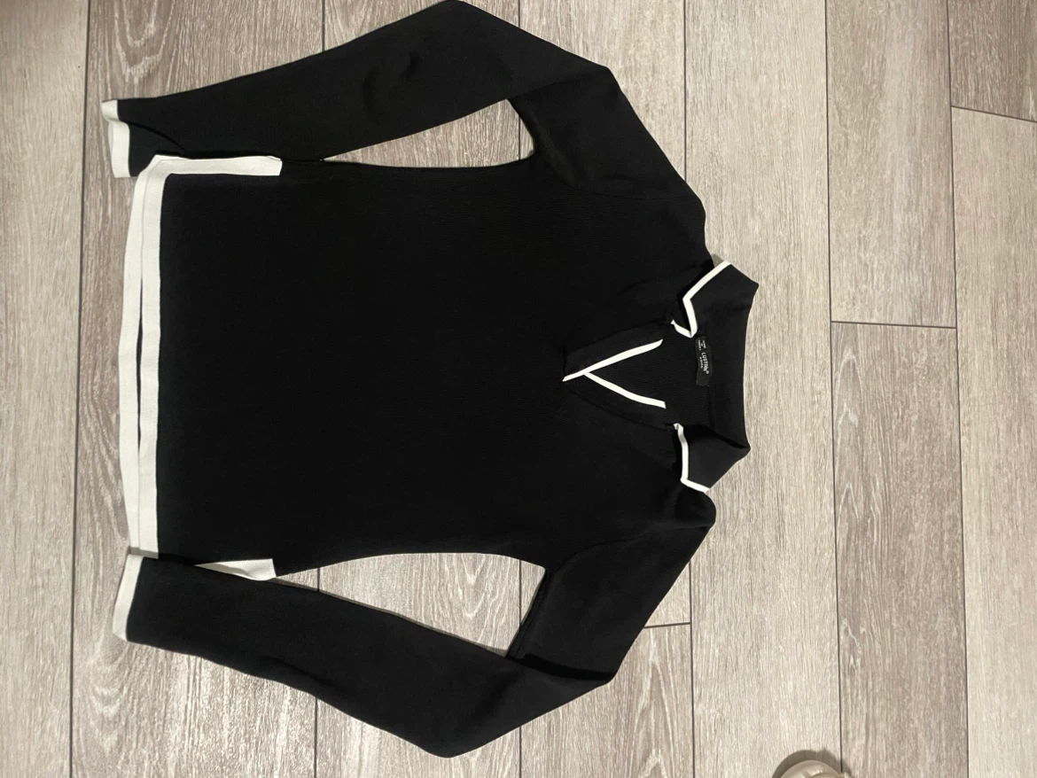 Lustrin's Black & White Trim Knit Top - Size M - photo 2