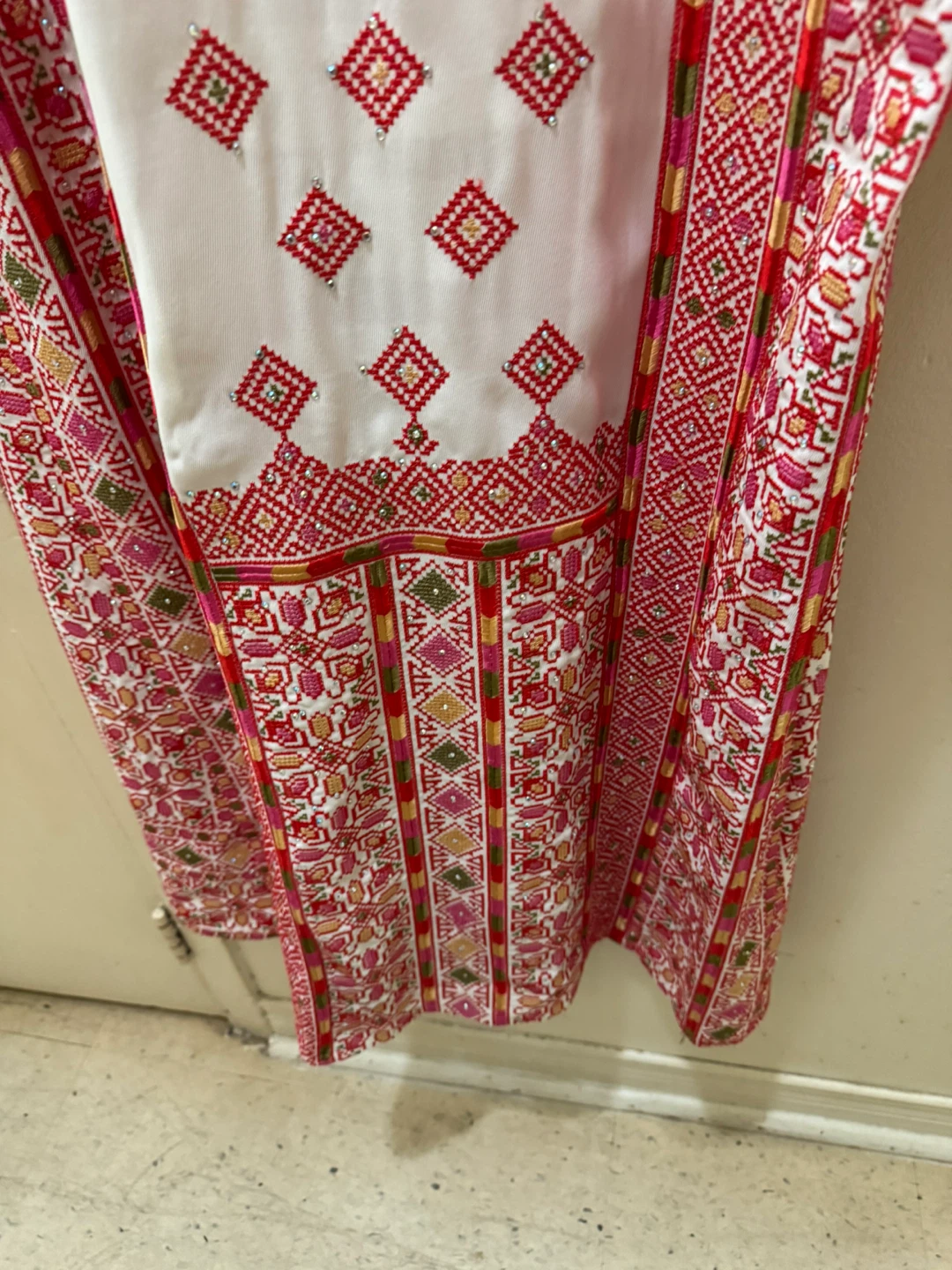 Embroidered White Dress size 3 - photo 3