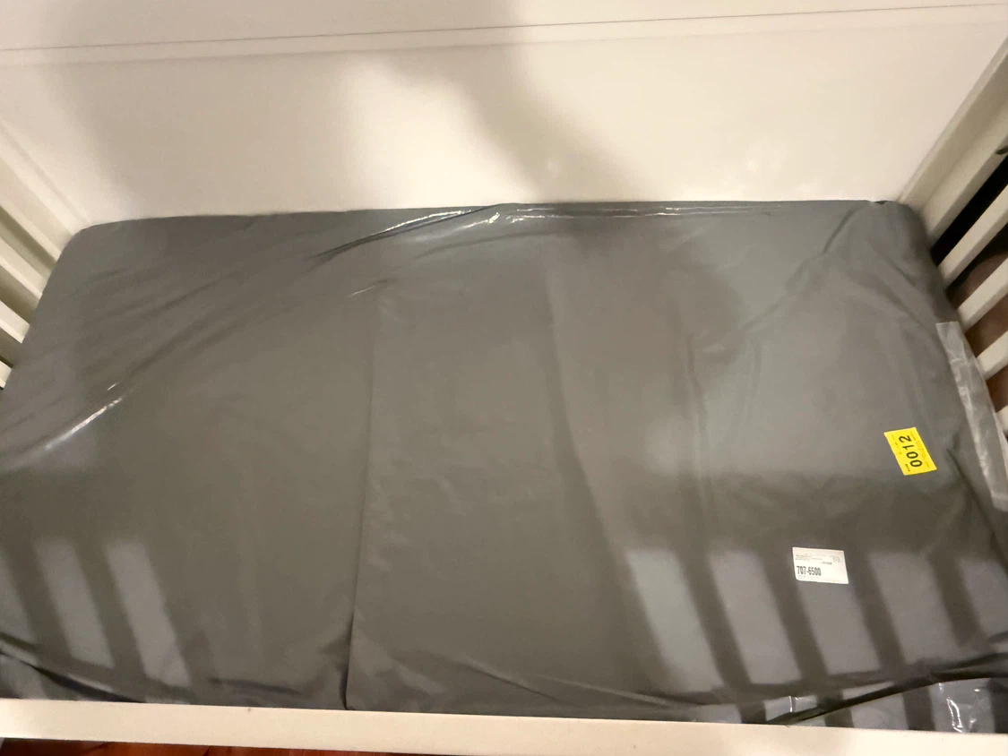 White Baby Crib and mattress - photo 3