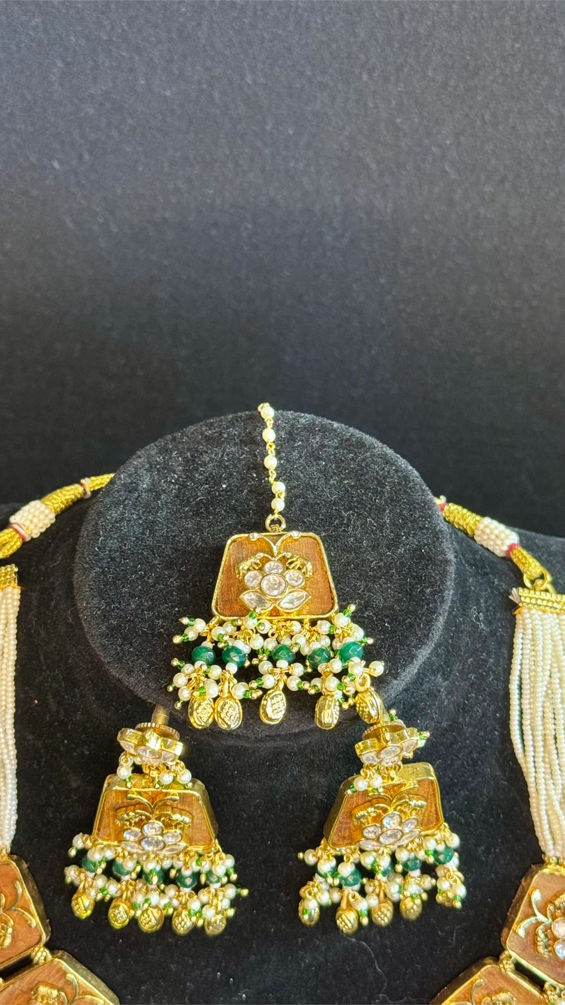 Brown with green pachi kundan set with tikka - photo 2
