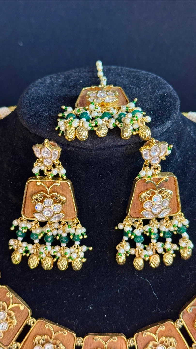 Brown with green pachi kundan set with tikka - photo 3