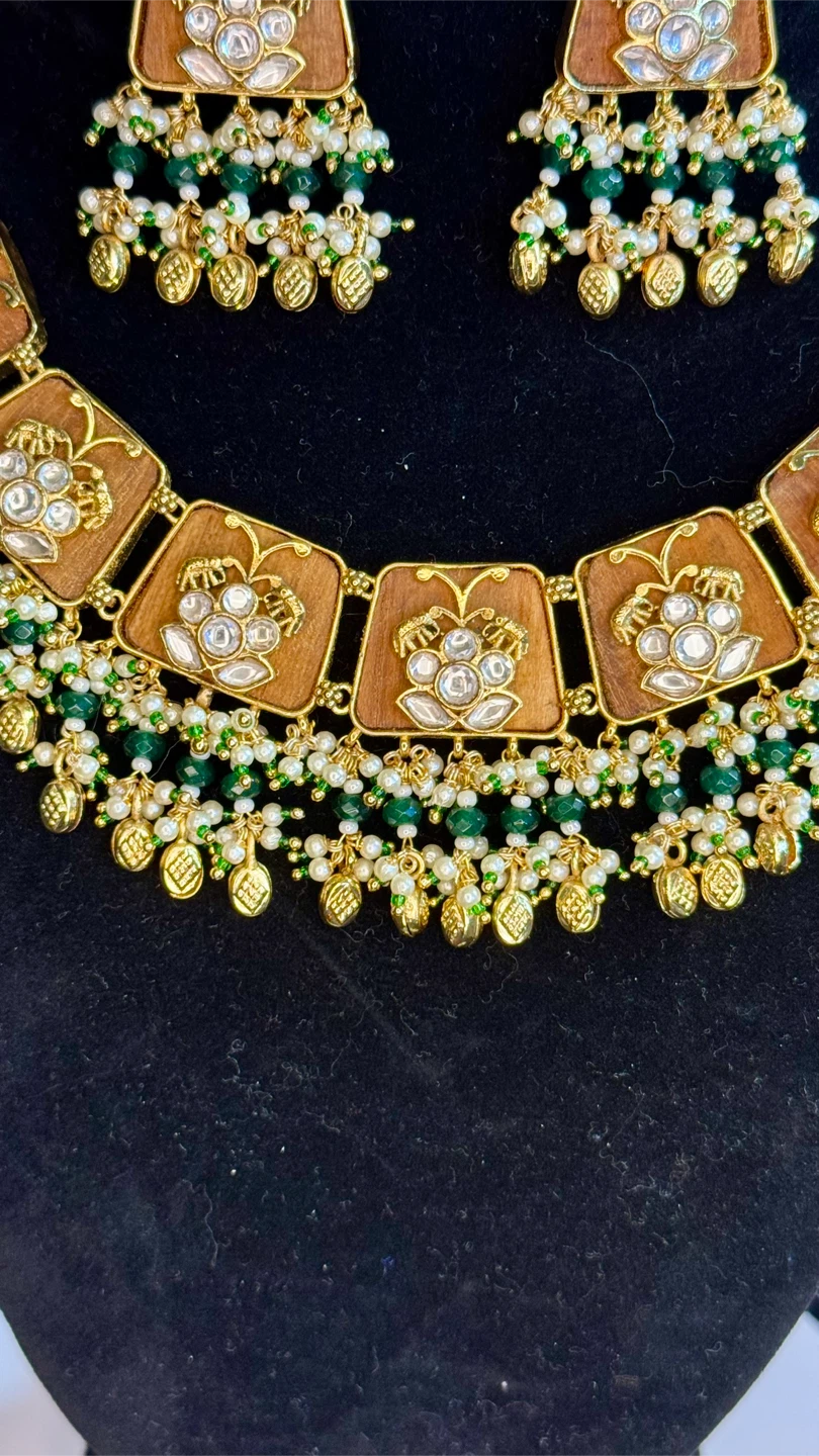 Brown with green pachi kundan set with tikka - photo 4