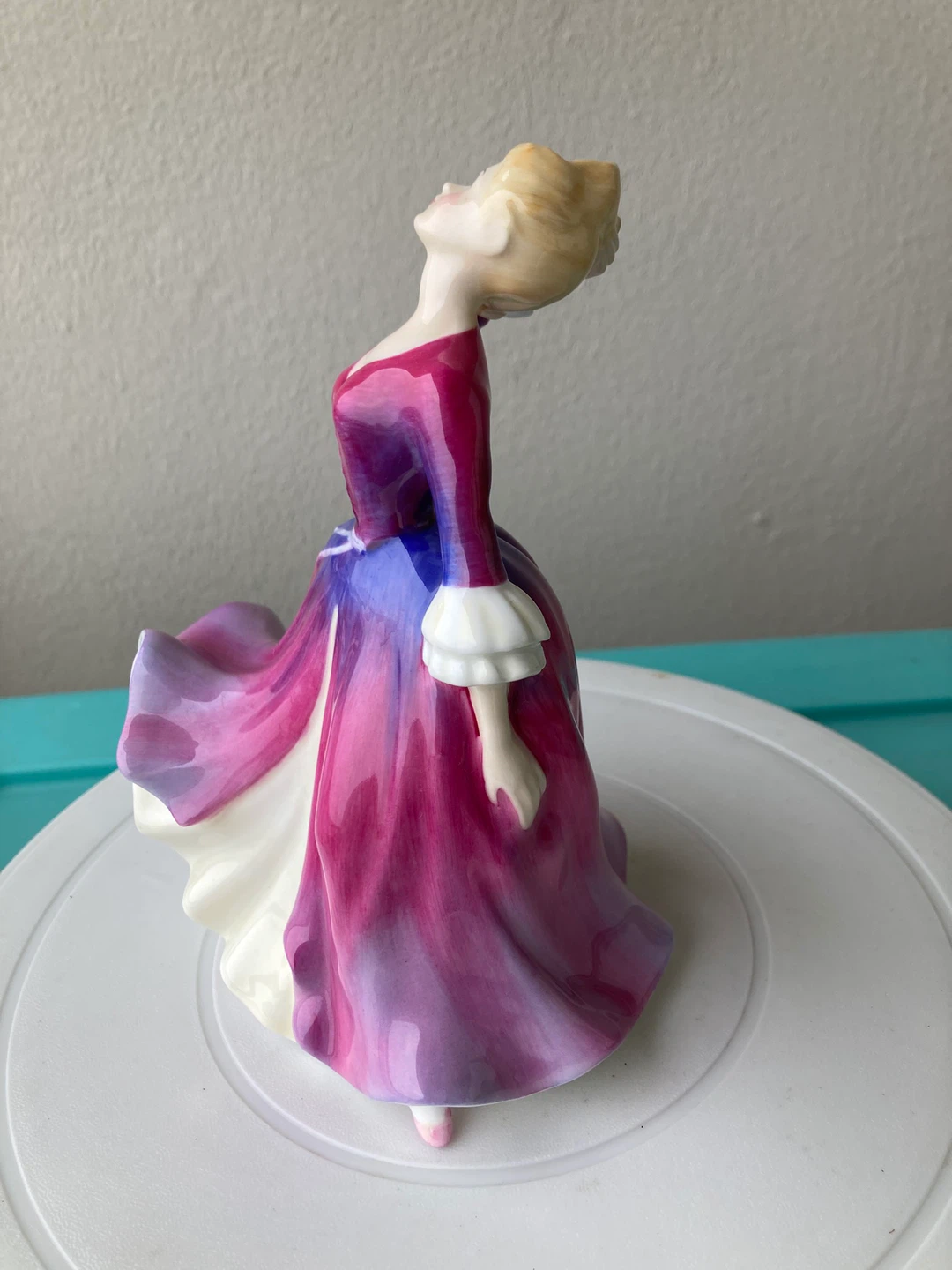 Vintage Porcelain Figurine Melissa Royal Doulton - photo 2