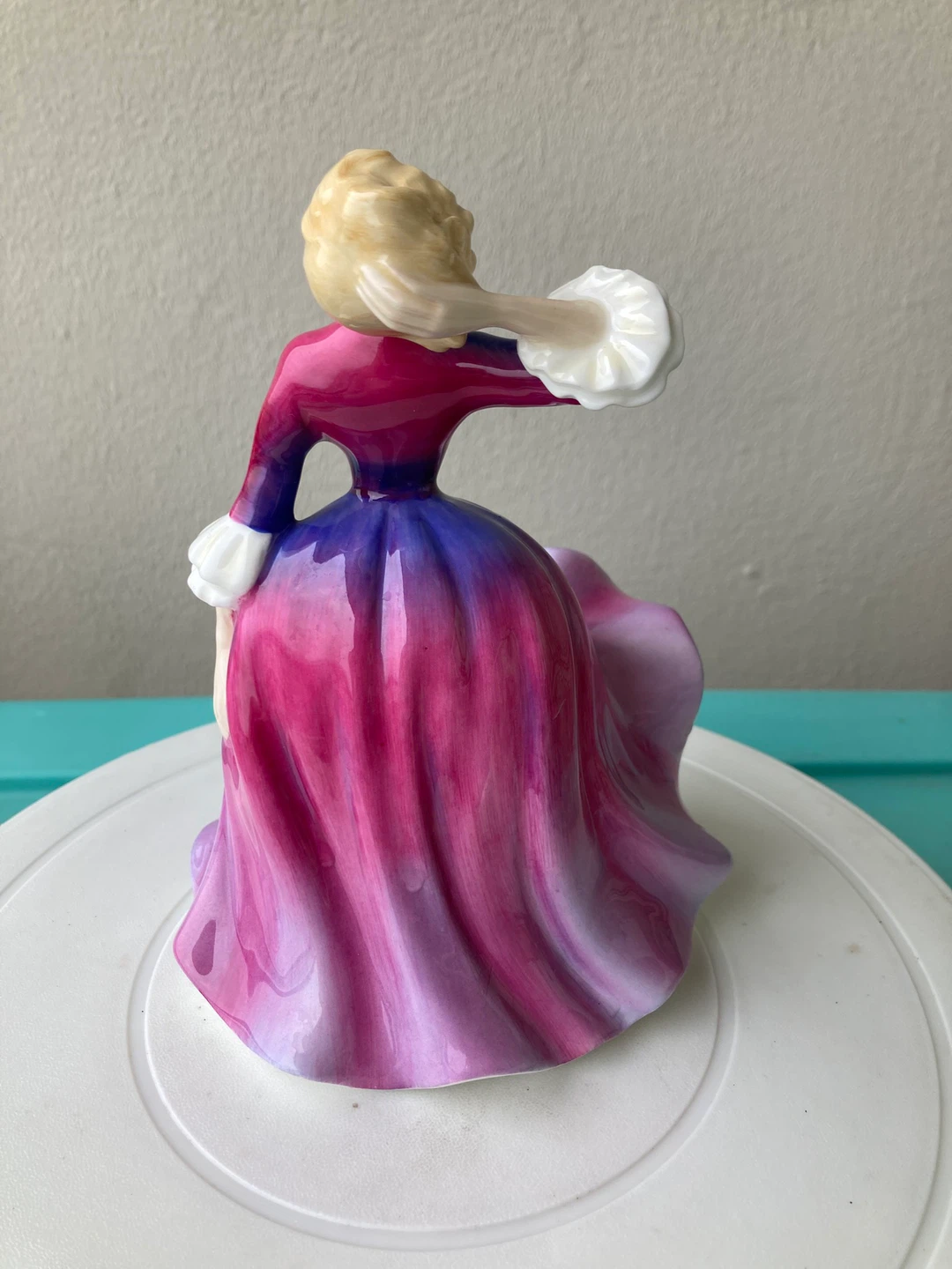 Vintage Porcelain Figurine Melissa Royal Doulton - photo 3