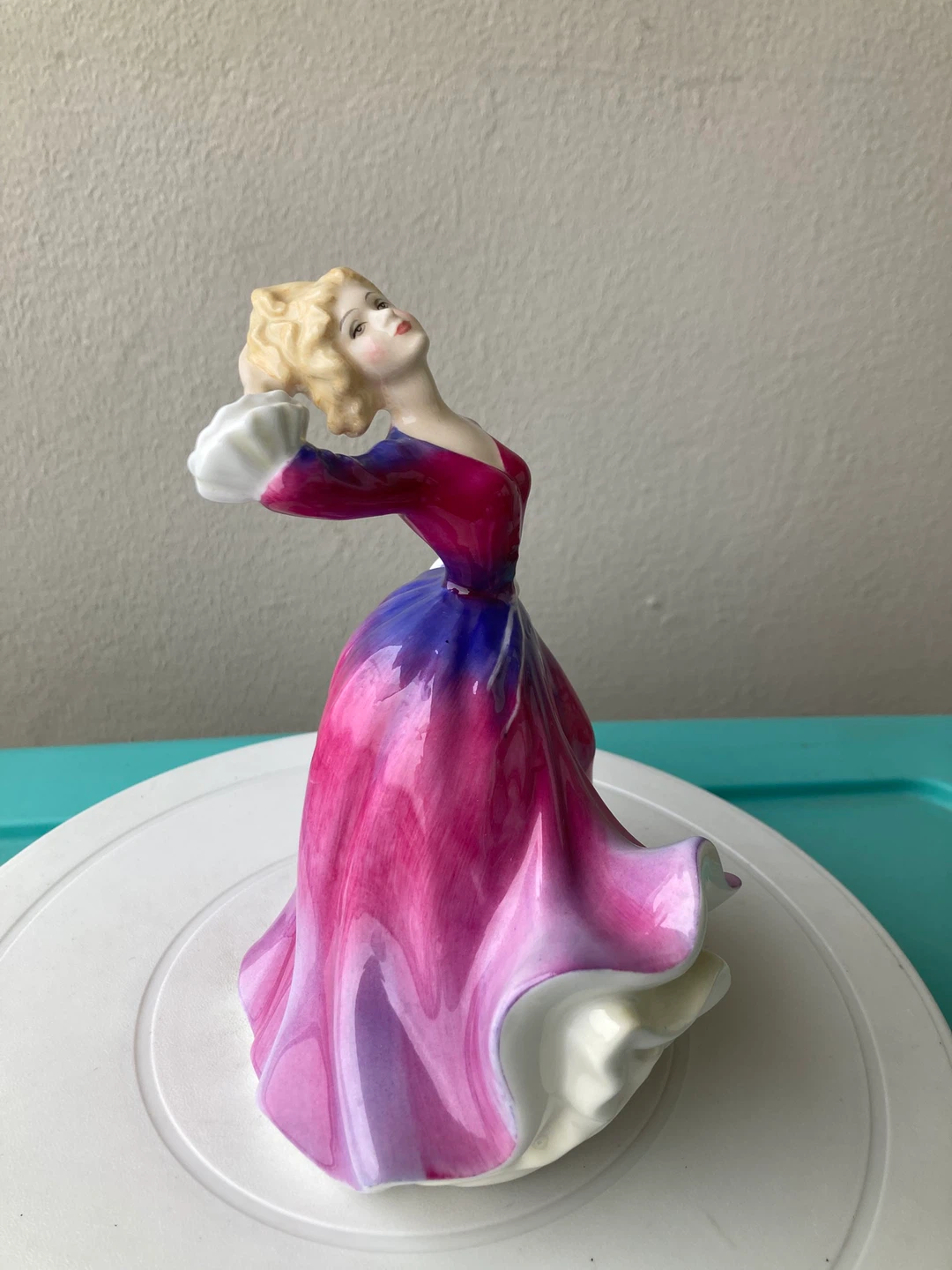 Vintage Porcelain Figurine Melissa Royal Doulton - photo 4
