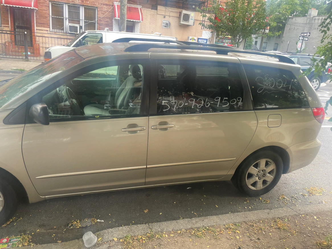2004 Toyota Sienna Minivan for Sale - photo 2