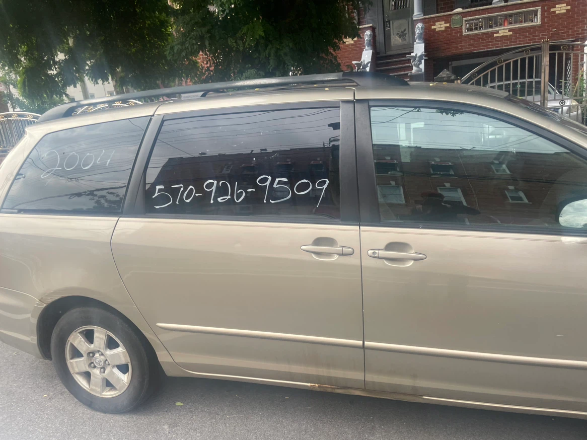 2004 Toyota Sienna Minivan for Sale - photo 3