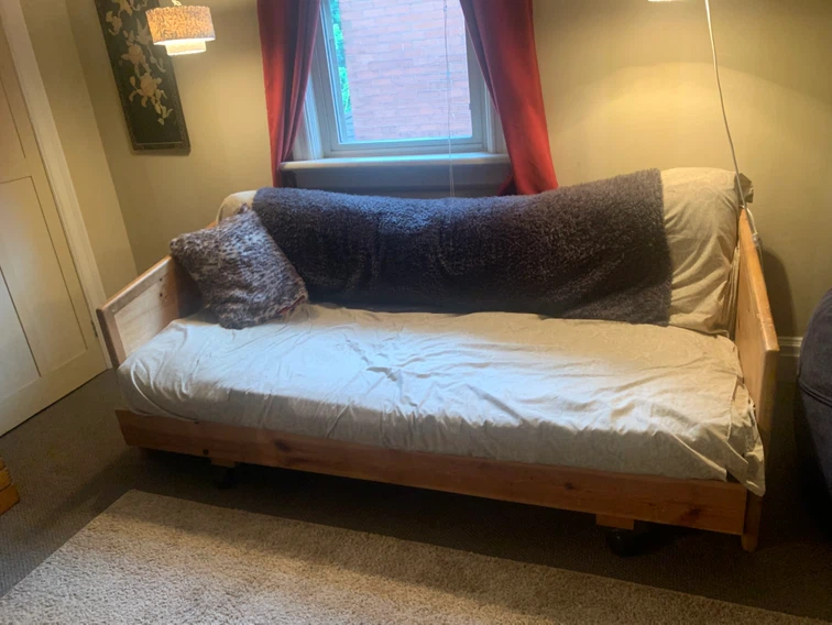 Solid pine Daybed/futon with mattress