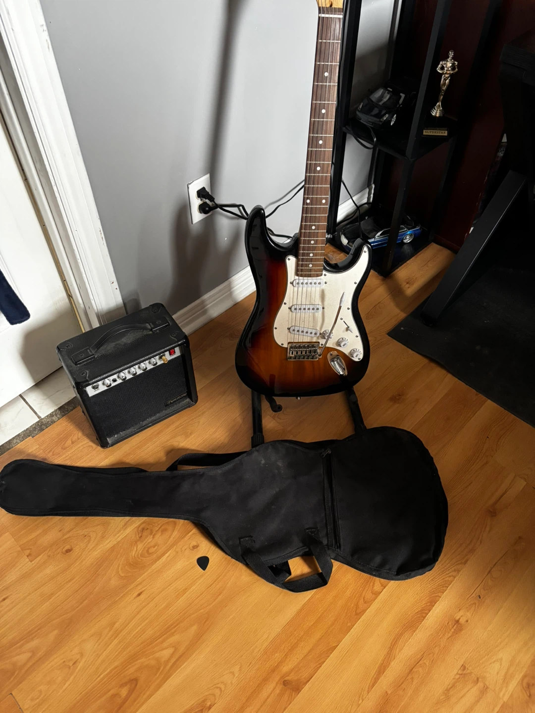 Squier Stratocaster Electric Guitar Pack with Amplifier - photo 2