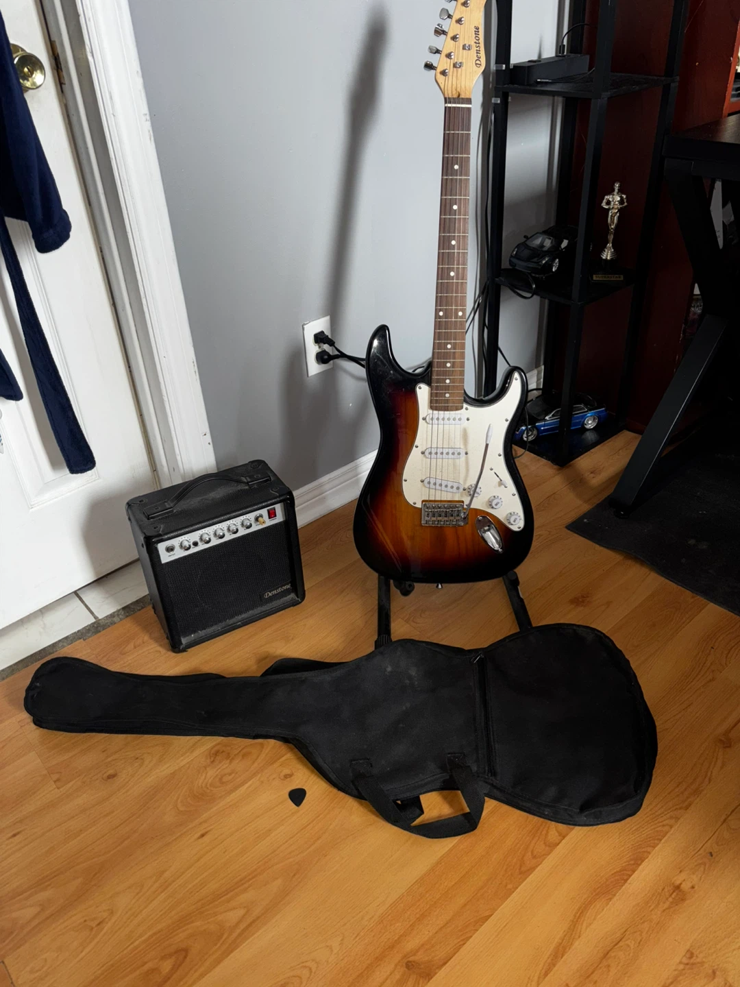 Squier Stratocaster Electric Guitar Pack with Amplifier - photo 3
