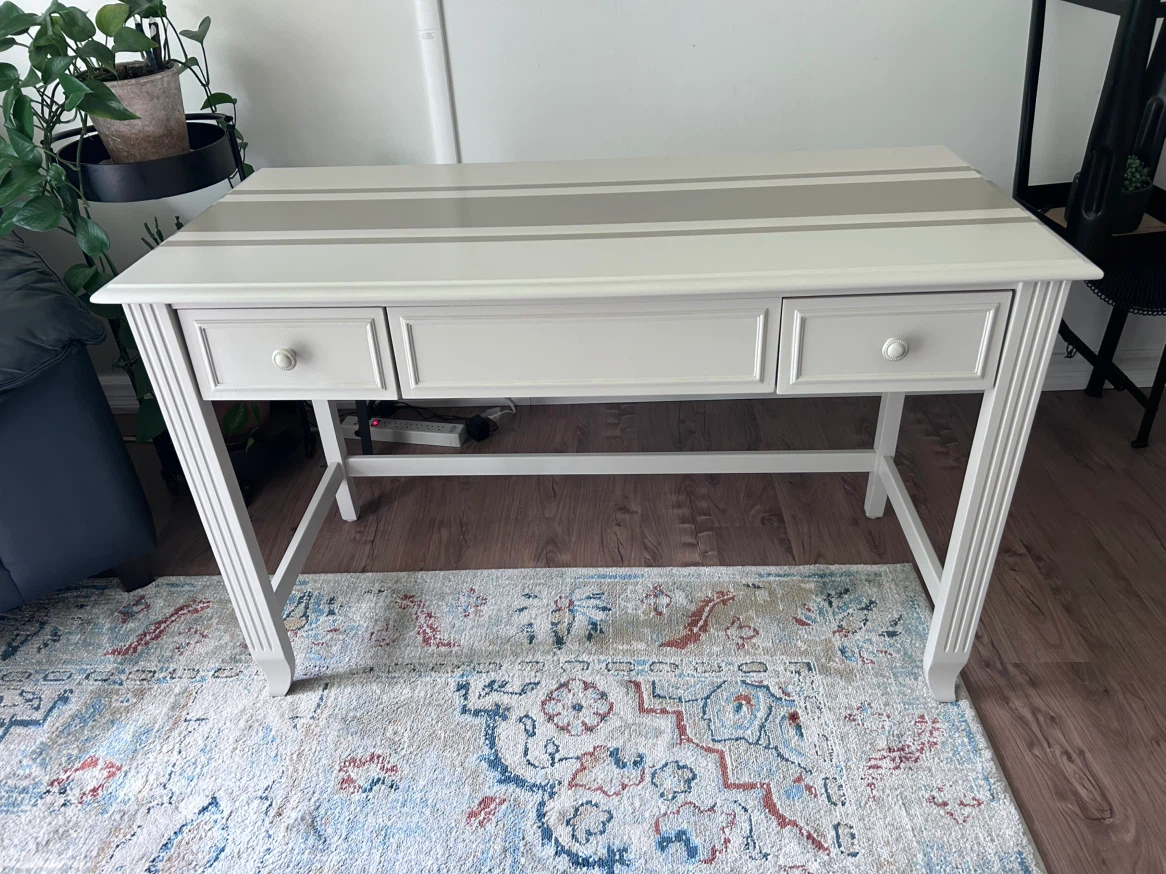 Desk - photo 2