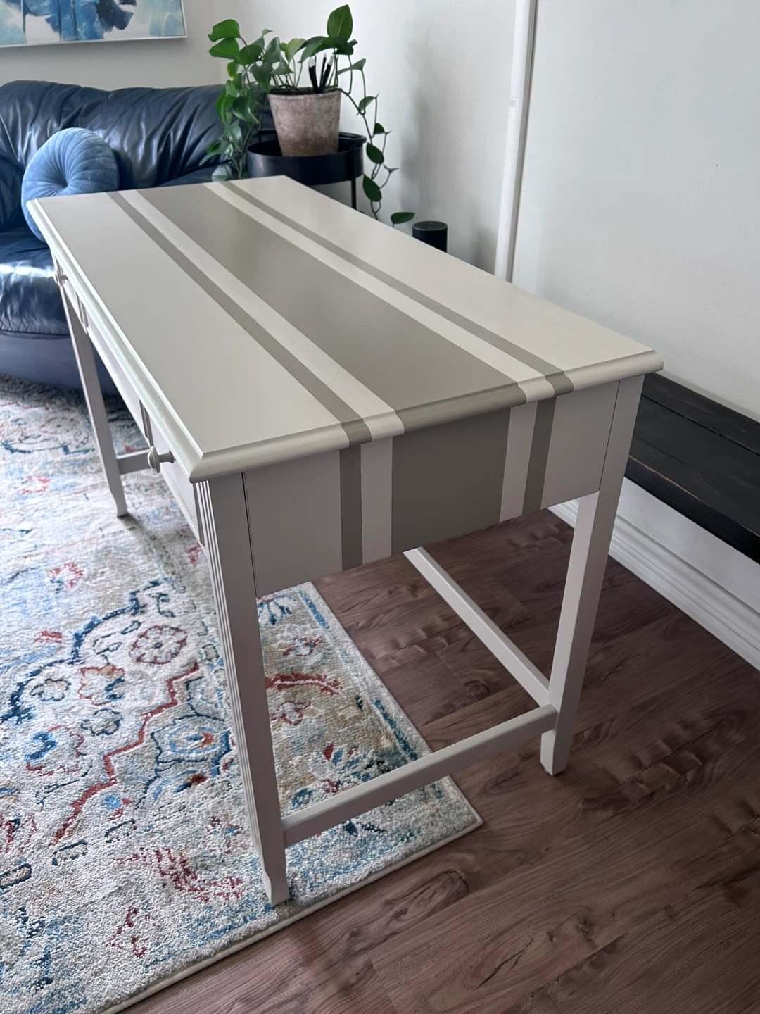 Desk - photo 3