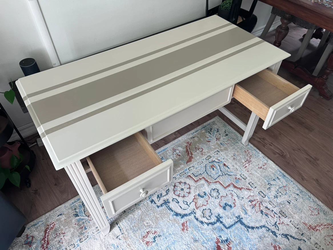 Desk - photo 4