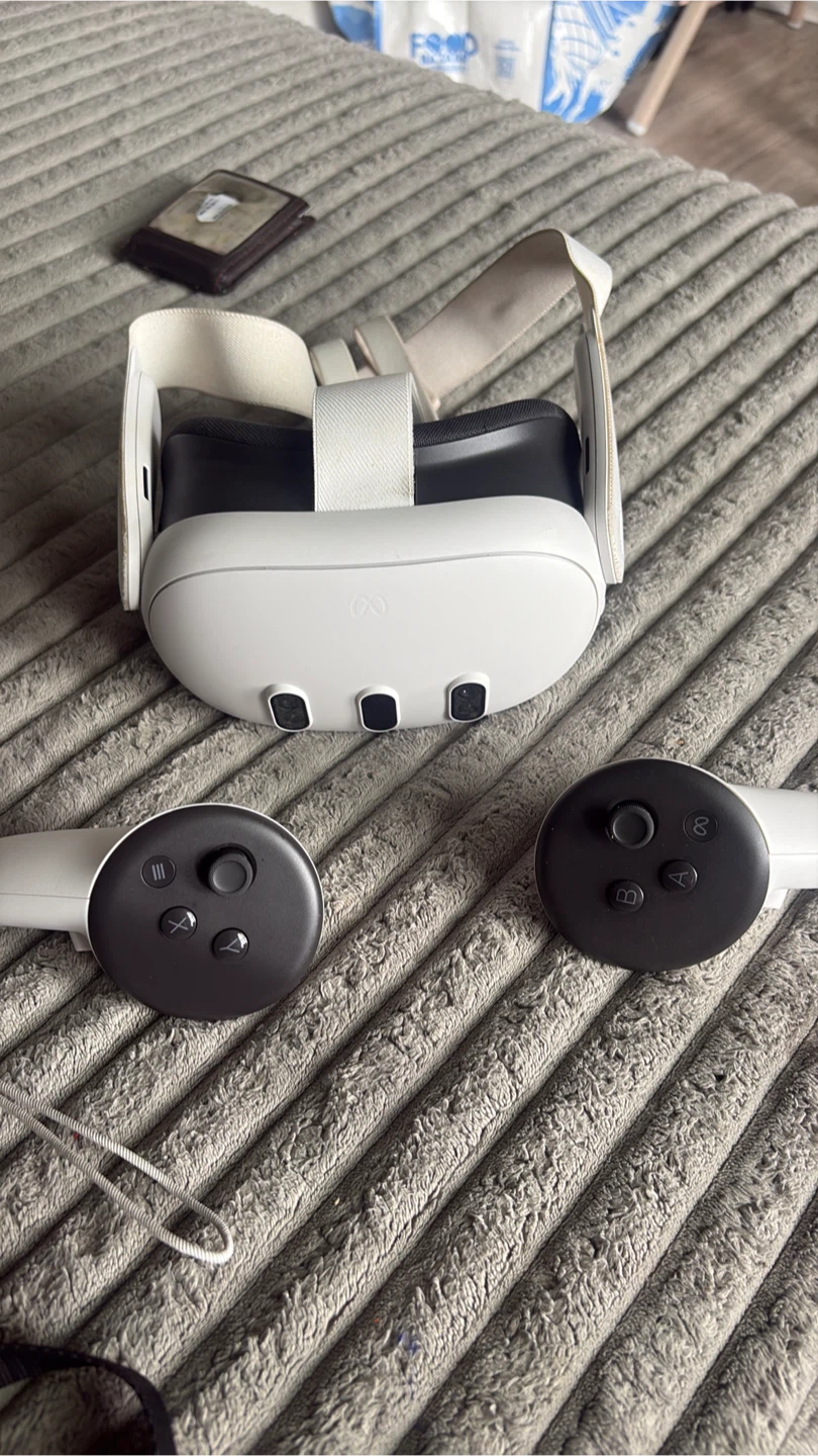 Meta Quest 3 VR Headset with Controllers