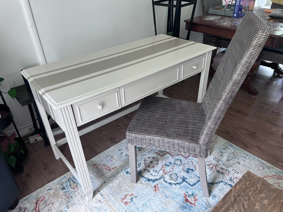 Desk - photo 5