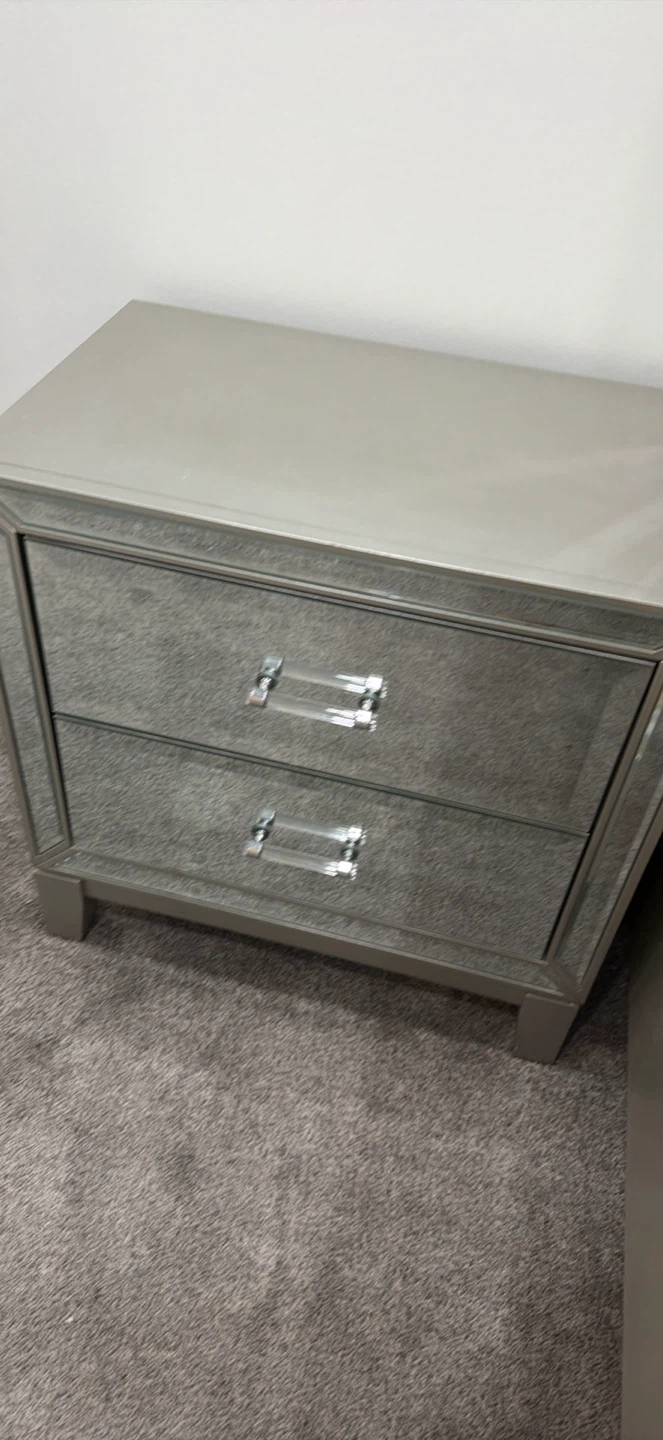 King bed, dresser with mirror, chest, 2 night tables - photo 4