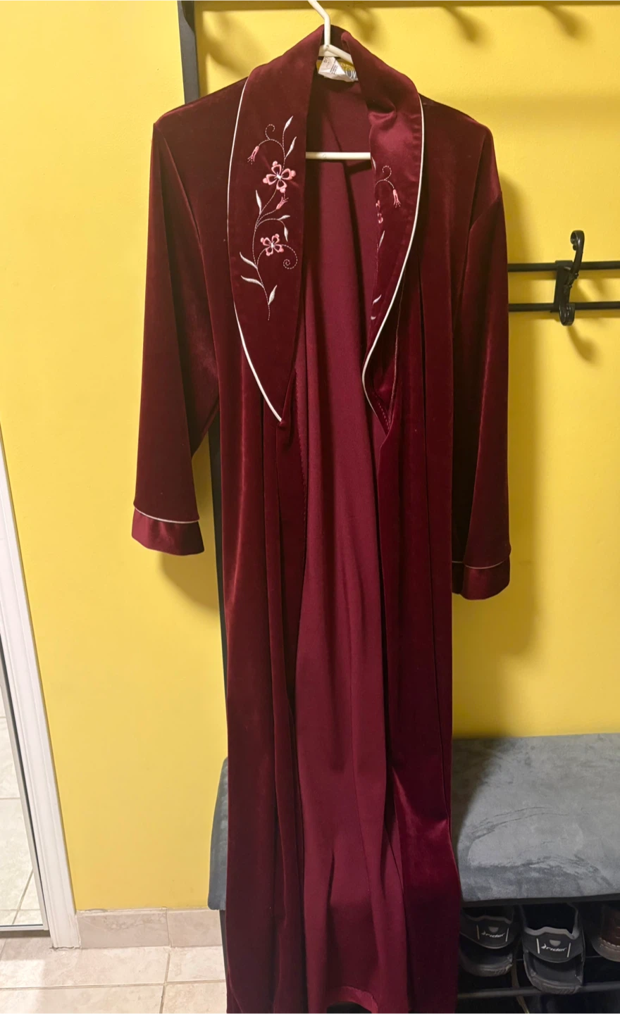Robe (Never worn) (Large) (Free)