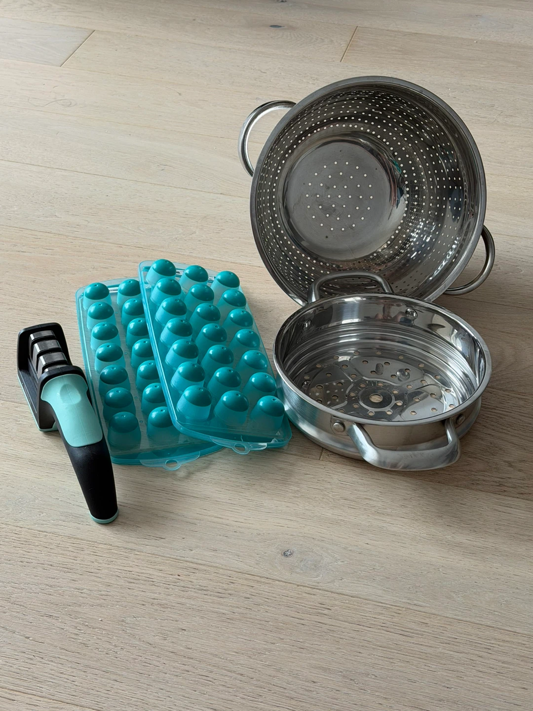 Kitchenware Lot: Steamer Insert, Colander, and Ice Tray