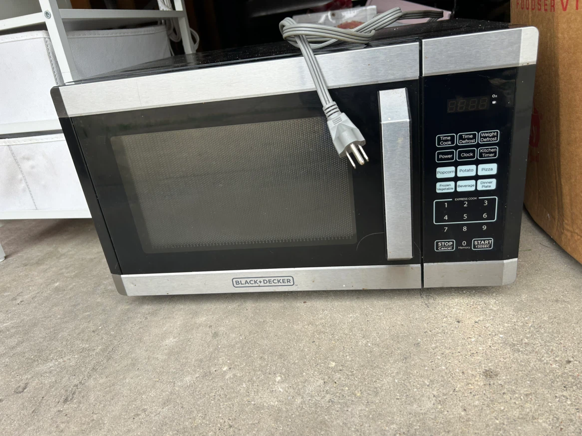 Black + Decker Microwave Oven - photo 2