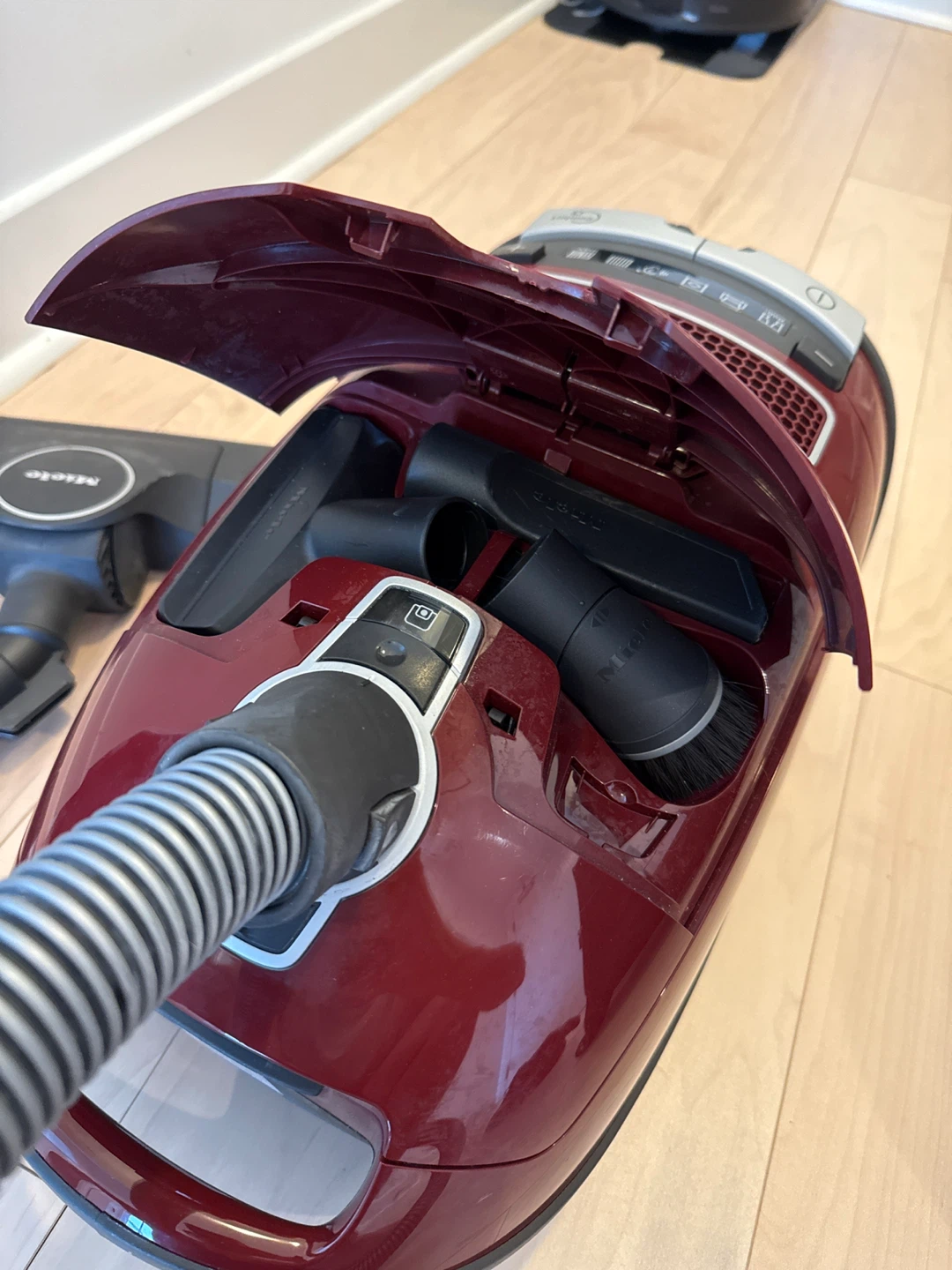 Miele Complete C3 Vacuum Cleaner - photo 2
