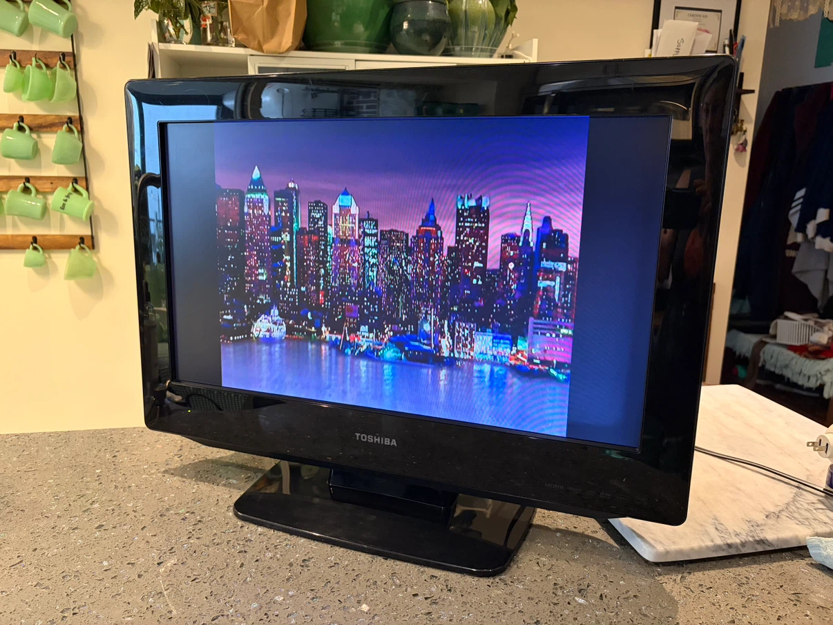 Toshiba 26” TV/DVD Combo - photo 2
