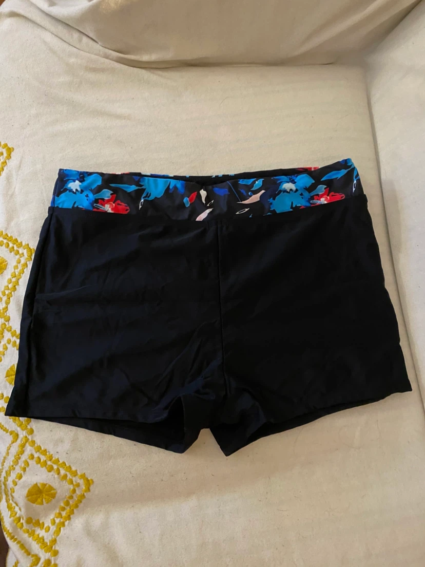 Black swim shorts with floral band