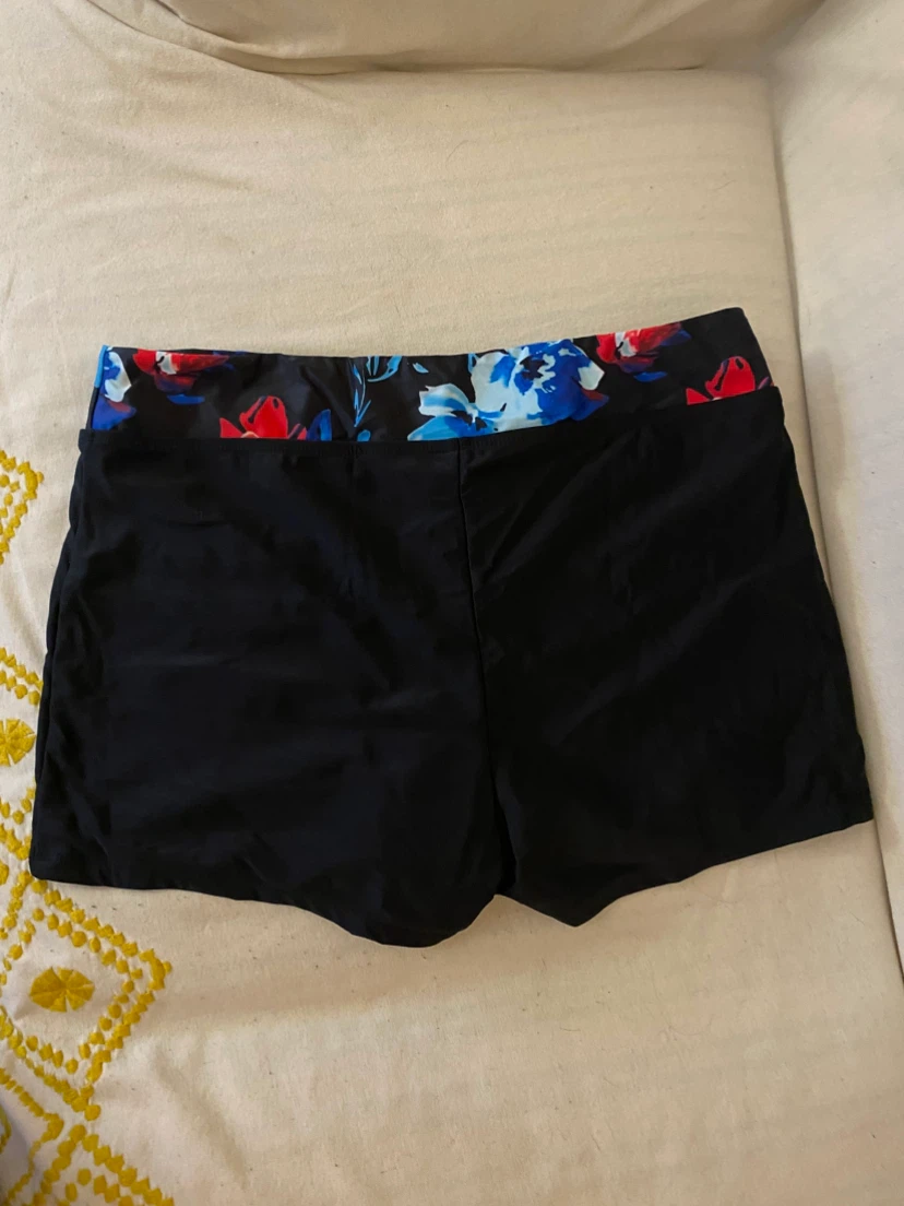Black swim shorts with floral band - photo 2
