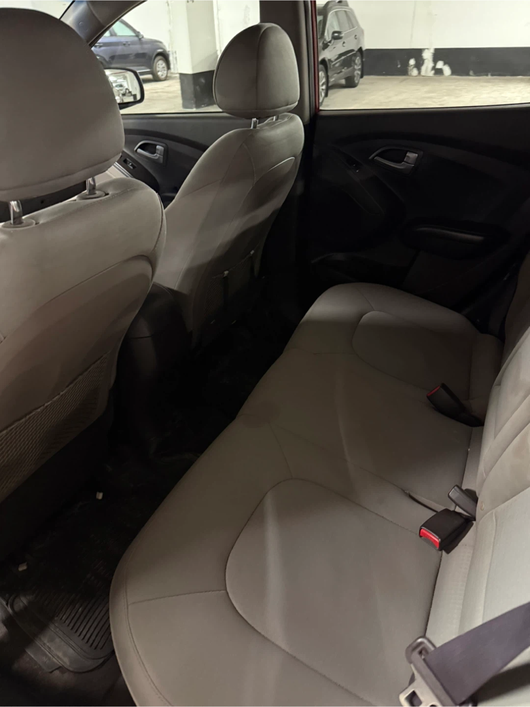 Red Hyundai Tucson SUV - photo 3