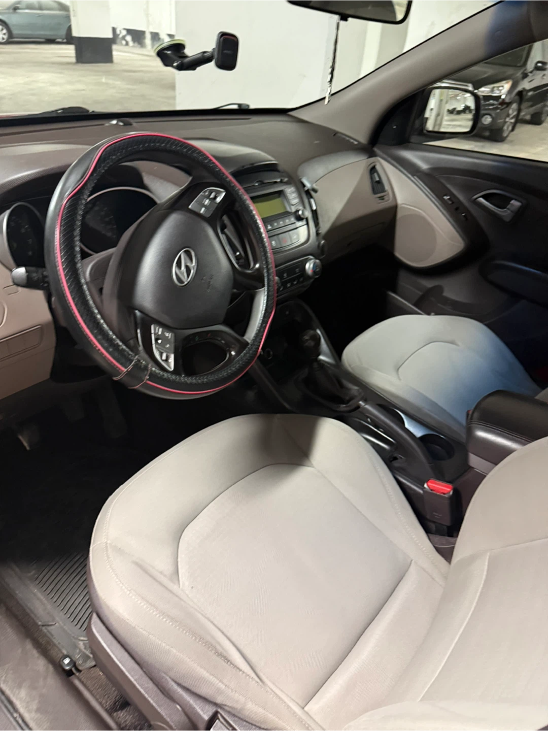 Red Hyundai Tucson SUV - photo 4