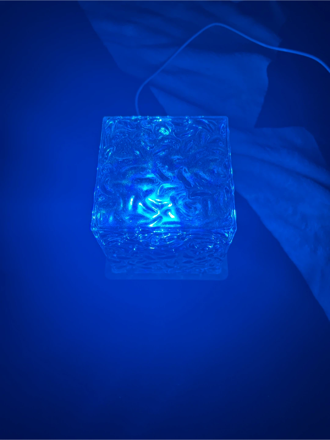 Cube shaped LED lamp - photo 2