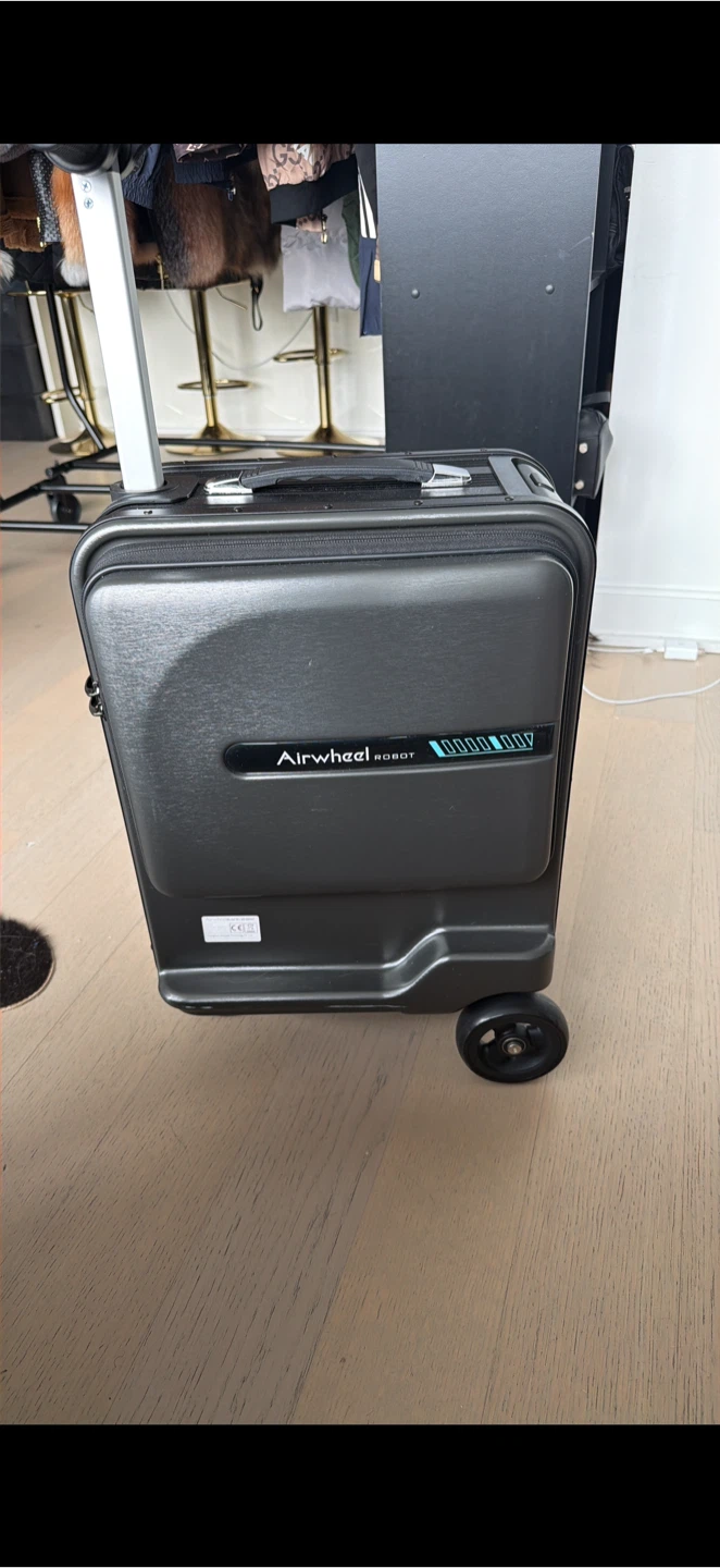 Airwheel Robot Smart Luggage